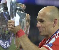 Sir Alex Ferguson presents Bayern Munich hero Robben with man-of-the-match award
